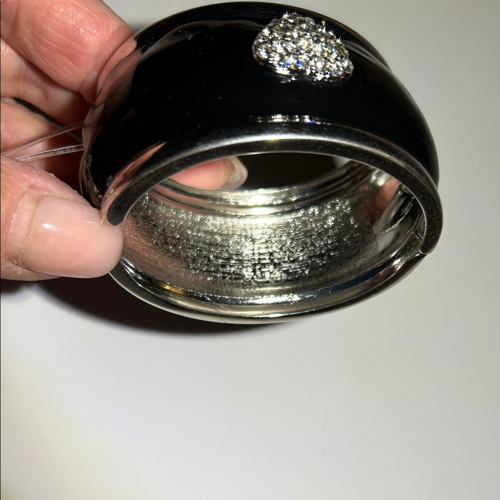 NWT Macy’s 🇺🇸Guess Black Silver Heart Bracelet ~ heart made of sparkling stones! - Picture 5 of 8